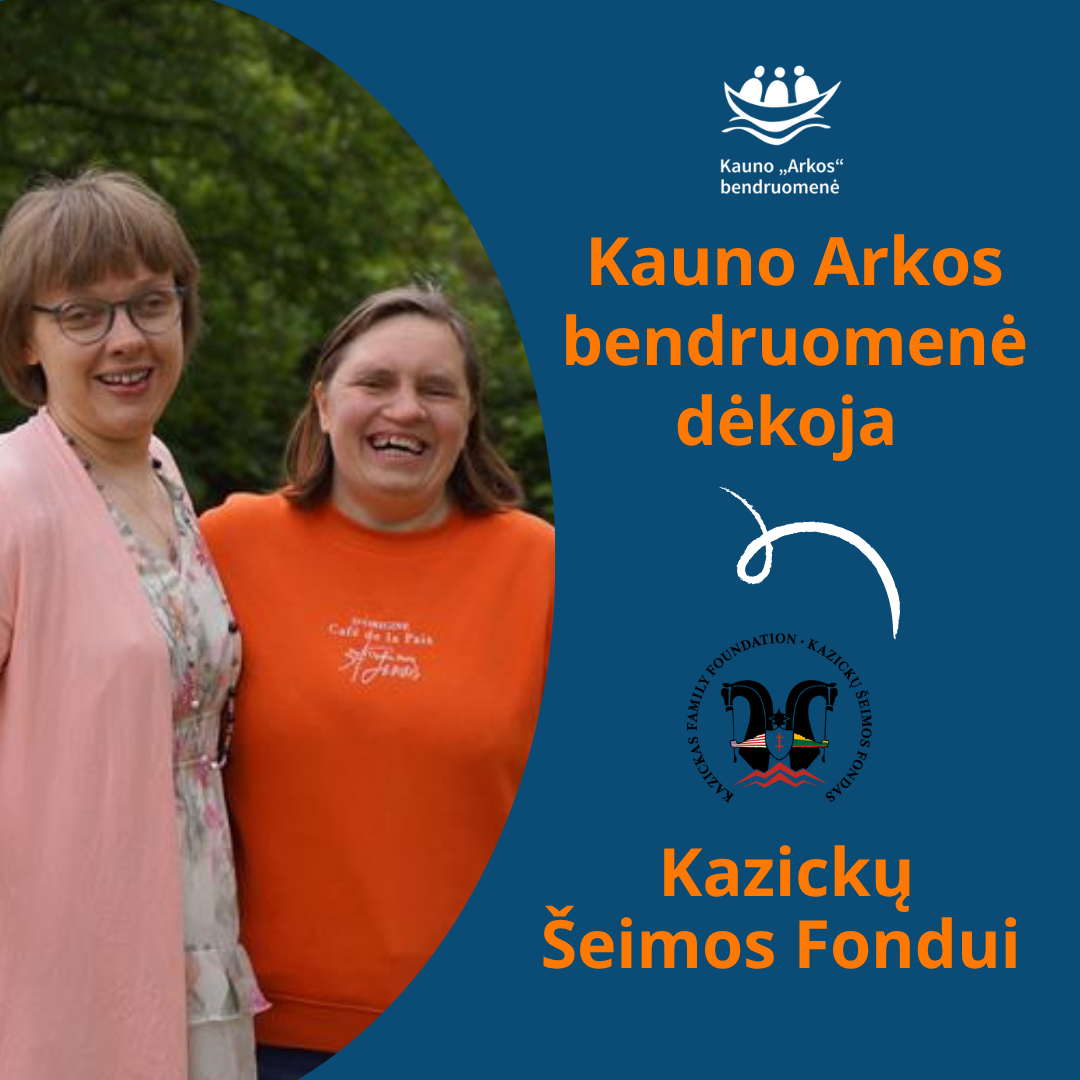 Dvi moterys_stovi ir šypsosi_logo kazickų fondo ir Kauno arkos